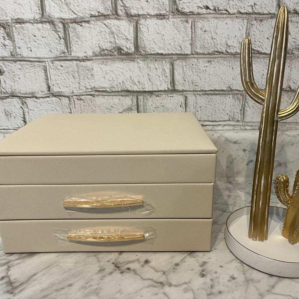 New large jewelry box and jewelry holder